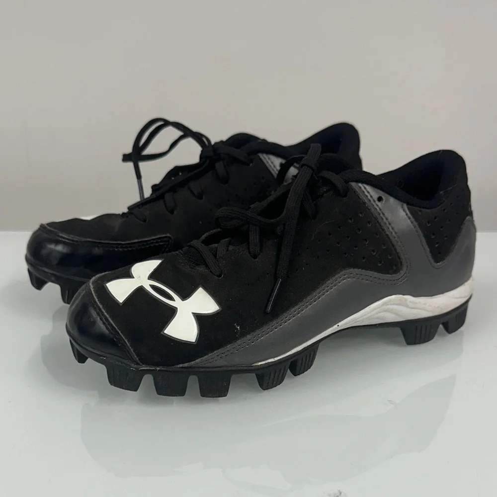 Under Armour Kids Black and White Sneakers cleats 4Y